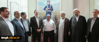 دکتر مهر محمدی، سرپرست دانشگاه فرهنگیان که به قم سفر کرده بود، با حضور در منزل شهید رضا مزرعه شاهی، از دانشجو معلمان استان قم، از خانواده ی این شهید والامقام تجلیل کرد.

دیدار سرپرست دانشگاه فرهنگیان با خانواده دانشجو معلم شهید رضا مزرعه شاهی