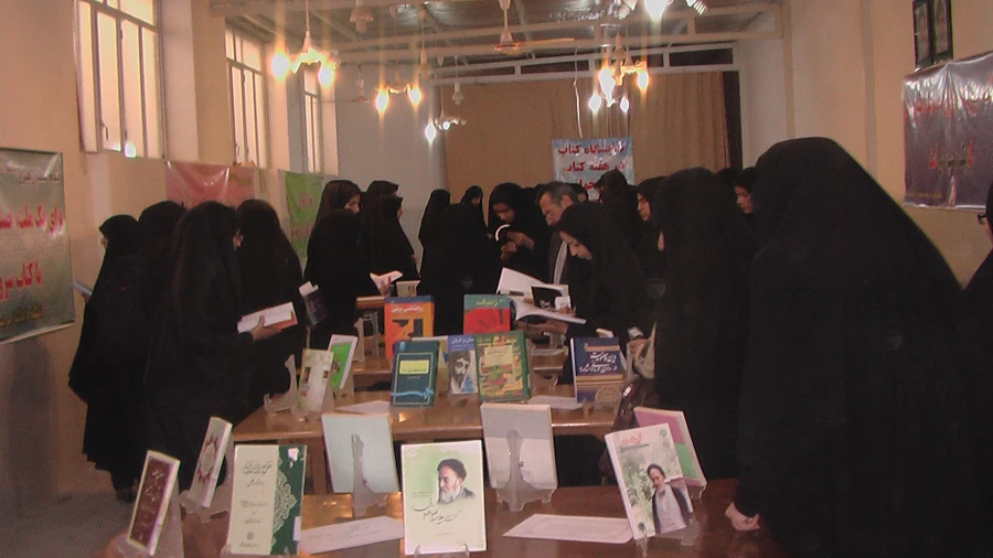 فعالیتهای هفته کتاب و کتابخوانی

 7