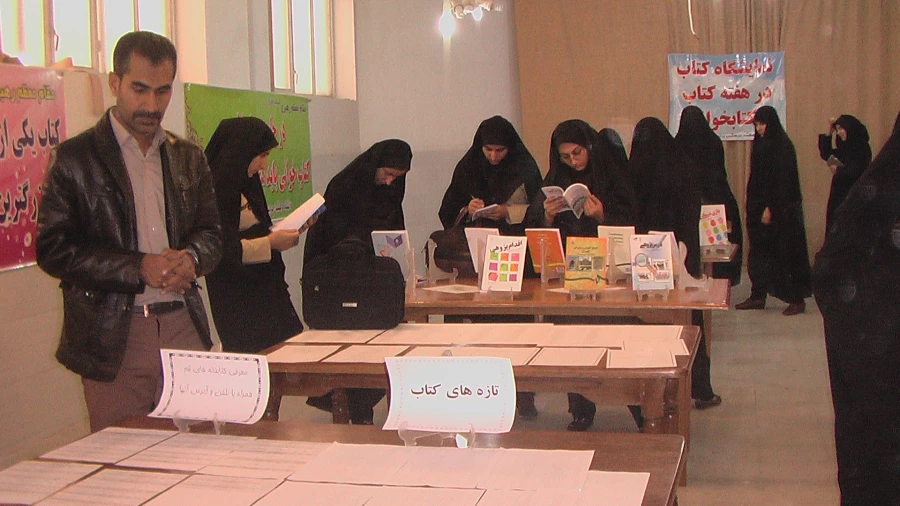 فعالیتهای هفته کتاب و کتابخوانی

 8