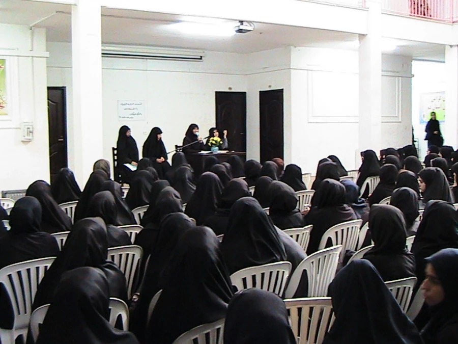 اولین نشست صمیمی مسئولان دانشگاه با دانشجویان پردیس حضرت معصومه سلام الله علیها در تاریخ 13 مهر ماه 1394 4