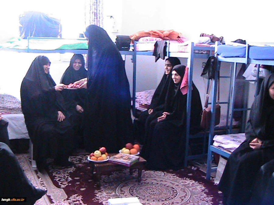 نشست صمیمی سرکار خانم دکتر شریفی  سرپرست محترم پردیس حضرت معصومه سلام الله علیها  به همراه کارشناسان  محترم در اتاق خوایگاه دانشجویی در عصر روز دانشجو 2