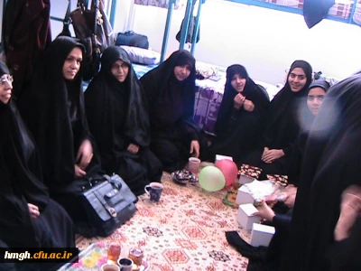 نشست صمیمی سرکار خانم دکتر شریفی  سرپرست محترم پردیس حضرت معصومه سلام الله علیها  به همراه کارشناسان  محترم در اتاق خوایگاه دانشجویی در عصر روز دانشجو