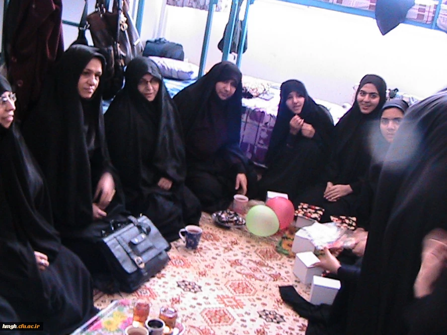 نشست صمیمی سرکار خانم دکتر شریفی  سرپرست محترم پردیس حضرت معصومه سلام الله علیها  به همراه کارشناسان  محترم در اتاق خوایگاه دانشجویی در عصر روز دانشجو 2