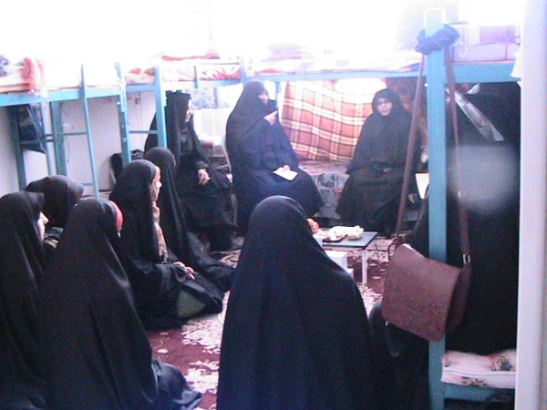 نشست صمیمی سرکار خانم دکتر شریفی  سرپرست محترم پردیس حضرت معصومه سلام الله علیها  به همراه کارشناسان  محترم در اتاق خوایگاه دانشجویی در عصر روز دانشجو 3