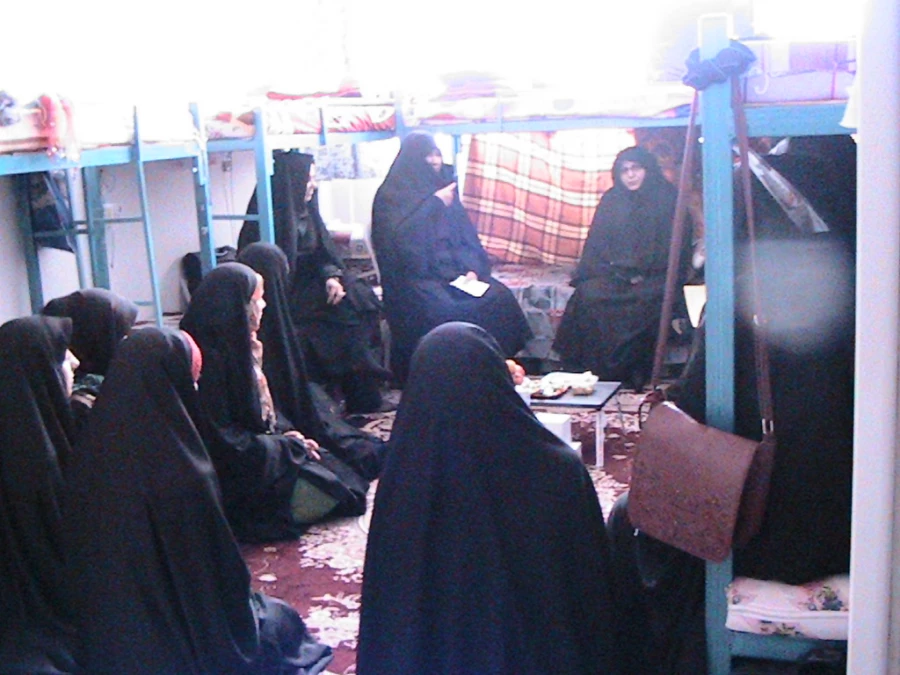 نشست صمیمی سرکار خانم دکتر شریفی  سرپرست محترم پردیس حضرت معصومه سلام الله علیها  به همراه کارشناسان  محترم در اتاق خوایگاه دانشجویی در عصر روز دانشجو 3