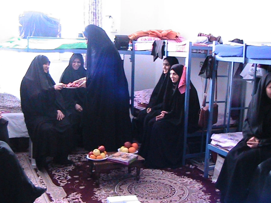 نشست صمیمی سرکار خانم دکتر شریفی  سرپرست محترم پردیس حضرت معصومه سلام الله علیها  به همراه کارشناسان  محترم در اتاق خوایگاه دانشجویی در عصر روز دانشجو 4