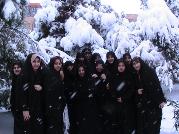 گرفتن عکس یادگاری روز برفی سرپرست و کارکنان پردیس با دانشجومعلمان