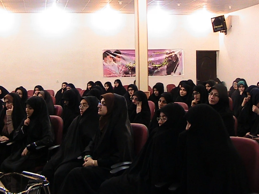 گزارش نشست مسئولین با دانشجومعلمان رشته ادبیات عرب مورخ 25 بهمن ماه در سالن اجتماعات  4