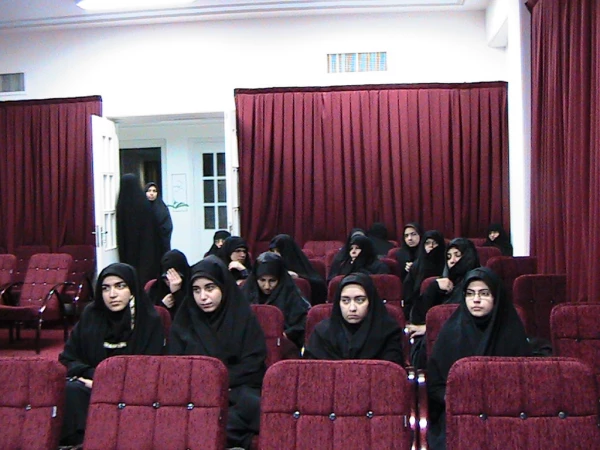 شرکت دانشجو معلمان در نشست  علمی تخصصی کاربست نظریه تحلیل گفتمان در پژوهش در جامعه الزهرا (س)  2