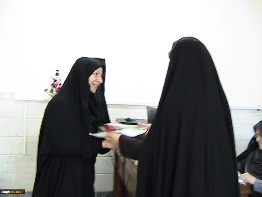 تقدیر سرپرست پردیس حضرت معصومه (س) سرکار خانم دکتر شریفی از اساتید گرانقدر در روز معلم  2