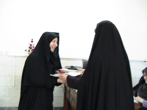 تقدیر سرپرست پردیس حضرت معصومه (س) سرکار خانم دکتر شریفی از اساتید گرانقدر در روز  معلم  2