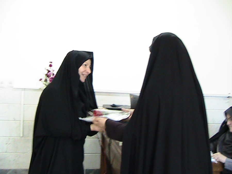 تقدیر سرپرست پردیس حضرت معصومه (س) سرکار خانم دکتر شریفی از اساتید گرانقدر در روز  معلم  2