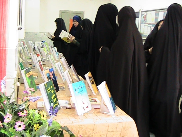 برگزاری نمایشگاه تازه های کتاب در سالن آموزشی به مناسبت هفته بزرگداشت معلم 3