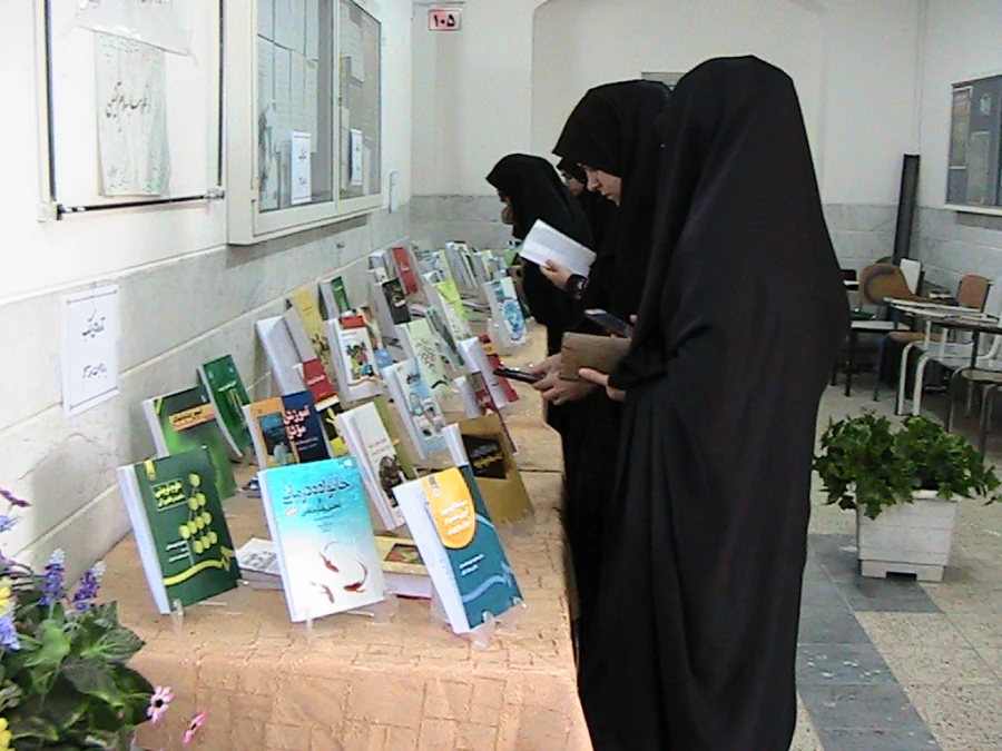 برگزاری نمایشگاه تازه های کتاب در سالن آموزشی به مناسبت هفته بزرگداشت معلم 4