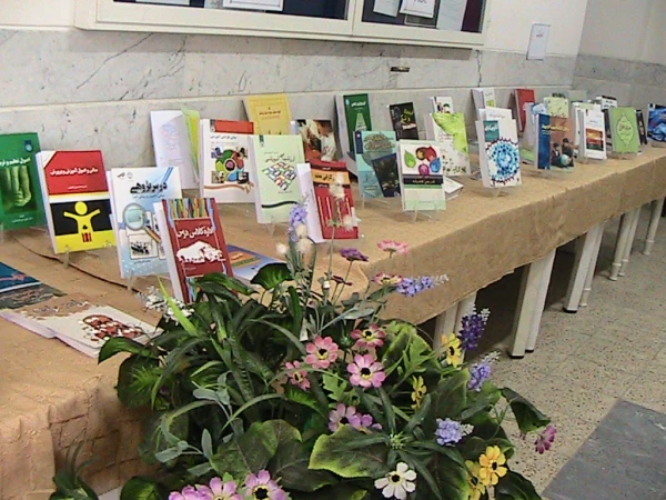 برگزاری نمایشگاه تازه های کتاب در سالن آموزشی به مناسبت هفته بزرگداشت معلم 5