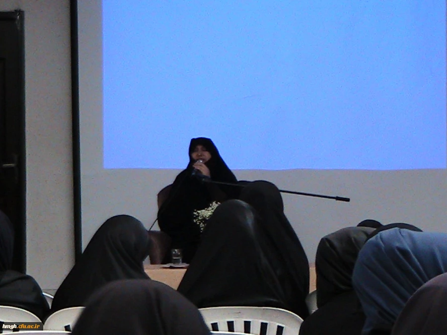 برگزاری نشست صمیمی سرپرست پردیس حضرت معصومه (س) با دانشجویان در ساعت فرهنگی 2