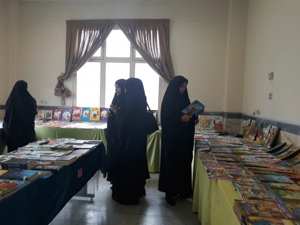 بازدید دانشجومعلمان از نمایشگاه کتاب دانشکده هدی 2