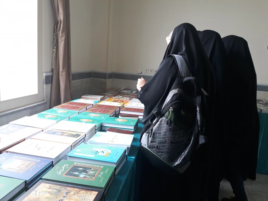 بازدید دانشجومعلمان از نمایشگاه کتاب دانشکده هدی 3