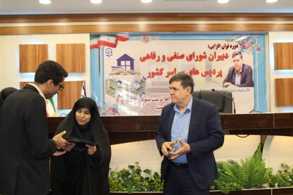 در نشست صمیمی دکتر خنیفر با دبیران شورای صنفی دانشجویان:
کسب رضایت دانشجومعلمان و ارتقاء کیفیت از مسئولیت های اصلی مدیریت
 2