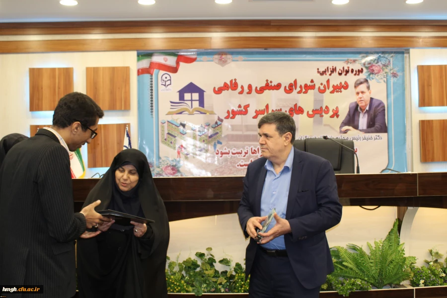 در نشست صمیمی دکتر خنیفر با دبیران شورای صنفی دانشجویان:
کسب رضایت دانشجومعلمان و ارتقاء کیفیت از مسئولیت های اصلی مدیریت
 2