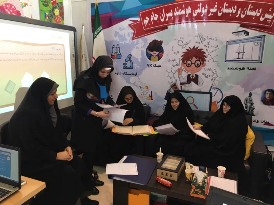 نخستین نمایشگاه دستاوردهای مدارس غیردولتی و صنایع آموزشی وابسته ، در شبستان اصلی مصلای امام خمینی(ره) 2