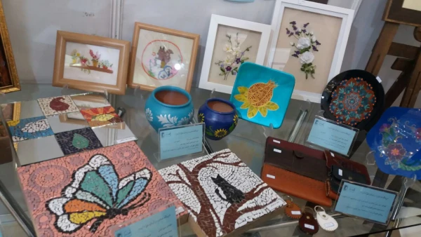 بازدید دانشجومعلمان پردیس حضرت معصومه(س) از نمایشگاه دستاوردهای مدارس و مراکز غیر دولتی و صنایع آموزشی وابسته 2