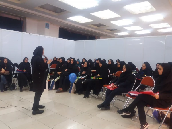 بازدید دانشجومعلمان پردیس حضرت معصومه(س) از نمایشگاه دستاوردهای مدارس و مراکز غیر دولتی و صنایع آموزشی وابسته 2