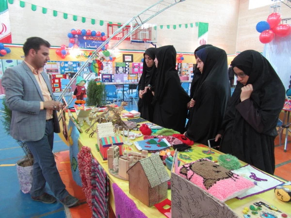 بازدید دانشجومعلمان پردیس حضرت معصومه(س) از نمایشگاه دست ساخته های دانش آموزان در نهمین جشنواره جابر ابن حیان 2