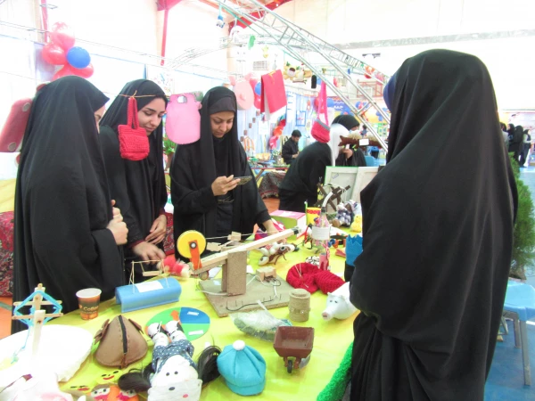 بازدید دانشجومعلمان پردیس حضرت معصومه(س) از نمایشگاه دست ساخته های دانش آموزان در نهمین جشنواره جابر ابن حیان 2