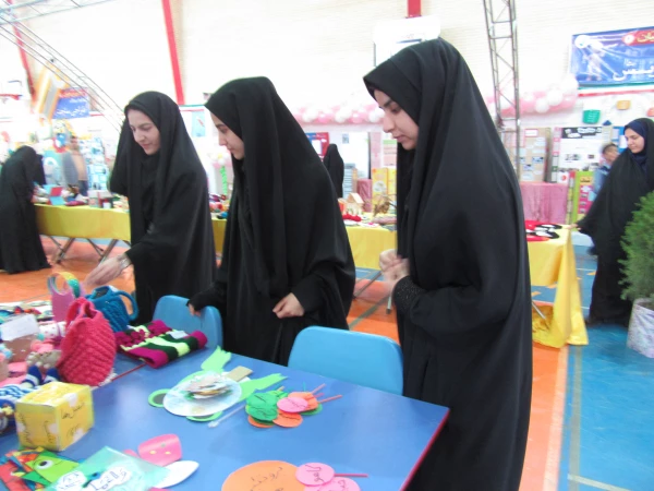 بازدید دانشجومعلمان پردیس حضرت معصومه(س) از نمایشگاه دست ساخته های دانش آموزان در نهمین جشنواره جابر ابن حیان 2