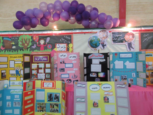 بازدید دانشجومعلمان پردیس حضرت معصومه(س) از نمایشگاه دست ساخته های دانش آموزان در نهمین جشنواره جابر ابن حیان 2