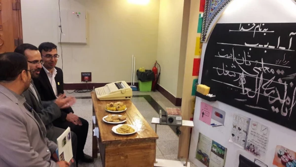گزارش تصویری از غرفه استان قم در نمایشگاه آثار و موزه اسناد و مفاخر تربیت معلم در ایران 8