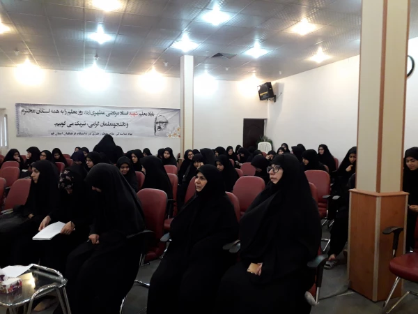 برگزار شد:

موضوع برنامه ساعت فرهنگی این هفته:«خانواده و فرزند آوری» 
 3