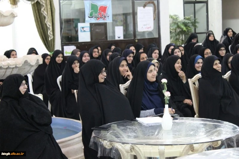 معاون دانشجویی دانشگاه فرهنگیان از انتخابات شورای صنفی پردیس حضرت معصومه(س) بازدید نمود. 2