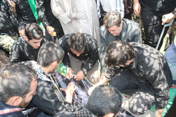 برگزار شد:

مراسم تشییع و خاکسپاری پیکر پاک شهید گمنام دفاع مقدس در پردیس حضرت معصومه (س) 4