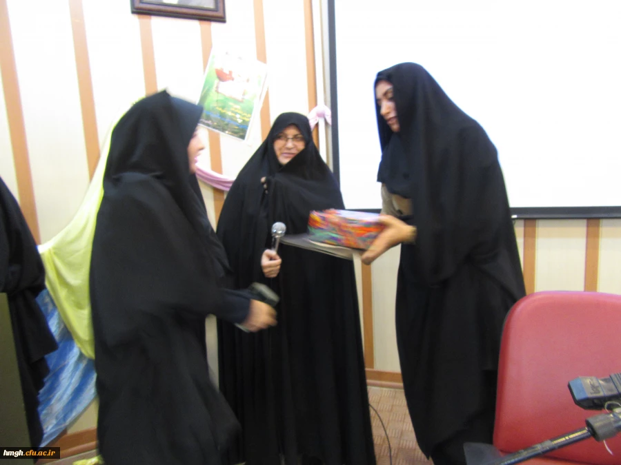 تجلیل از کتابدار و دانشجویان فعال در کتابخانه پردیس حضرت معصومه(س) 2