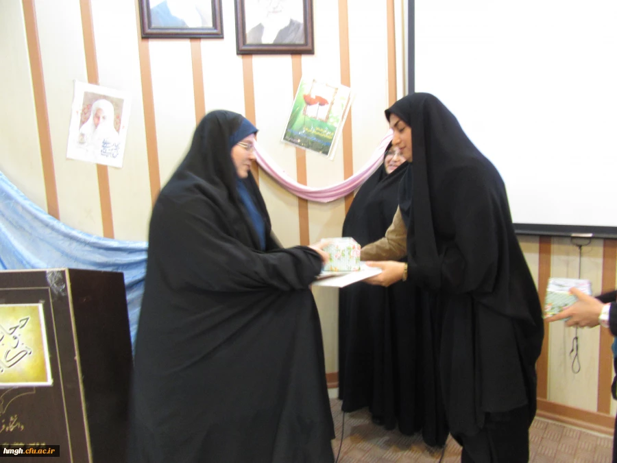 تجلیل از کتابدار و دانشجویان فعال در کتابخانه پردیس حضرت معصومه(س) 2