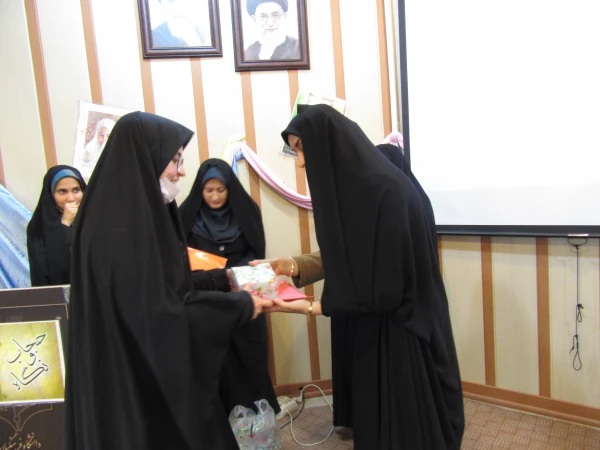 تجلیل از کتابدار و دانشجویان فعال در کتابخانه پردیس حضرت معصومه(س) 2