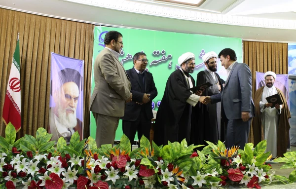 با حضور انصاری راد معاون دانشجویی دانشگاه فرهنگیان در قم برگزار شد:

بزرگداشت هفته پژوهش و گرامیداشت روز وحدت حوزه و دانشگاه
 2