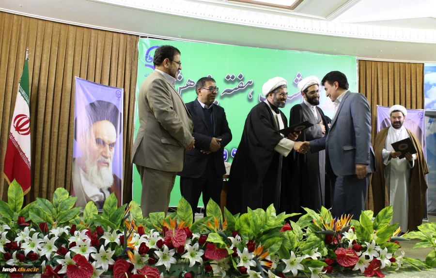 با حضور انصاری راد معاون دانشجویی دانشگاه فرهنگیان در قم برگزار شد:

بزرگداشت هفته پژوهش و گرامیداشت روز وحدت حوزه و دانشگاه
 2