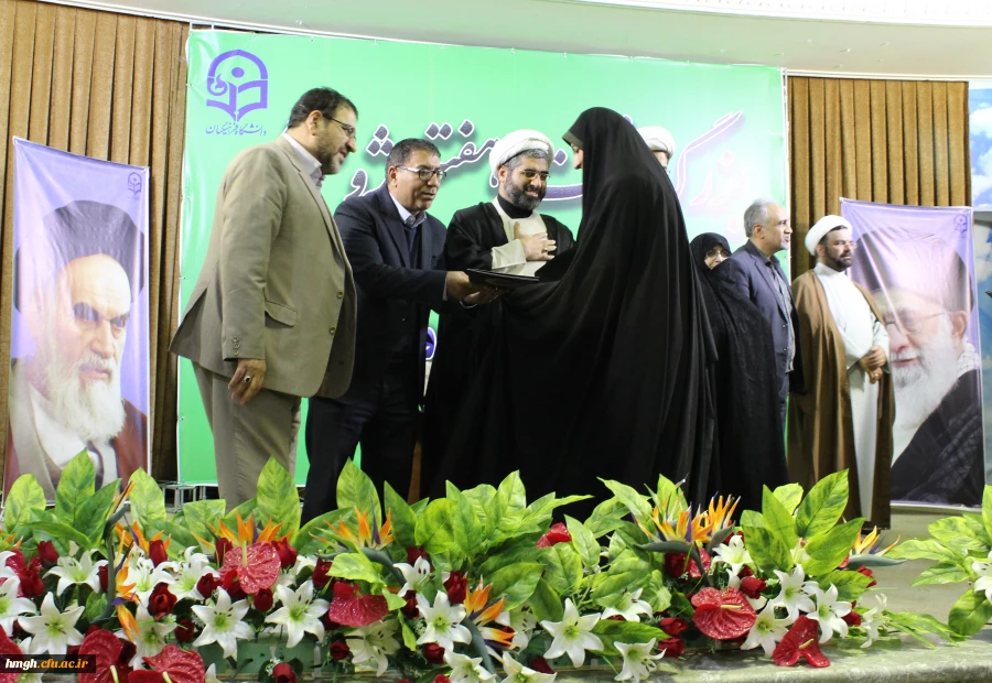 با حضور انصاری راد معاون دانشجویی دانشگاه فرهنگیان در قم برگزار شد:

بزرگداشت هفته پژوهش و گرامیداشت روز وحدت حوزه و دانشگاه
 5