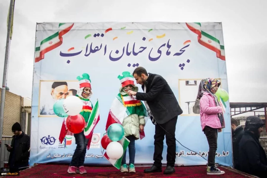 حضور گسترده کارکنان و دانشجومعلمان پردیس حضرت معصومه(س) در راهپیمایی یوم الله 22 بهمن 2