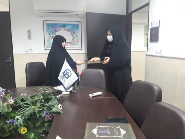 تقدیر از همکاران واحد آموزش و گروه پشتیبانی آموزش برخط در دوران کرونا به مناسبت هفته سرآمدی آموزش 3