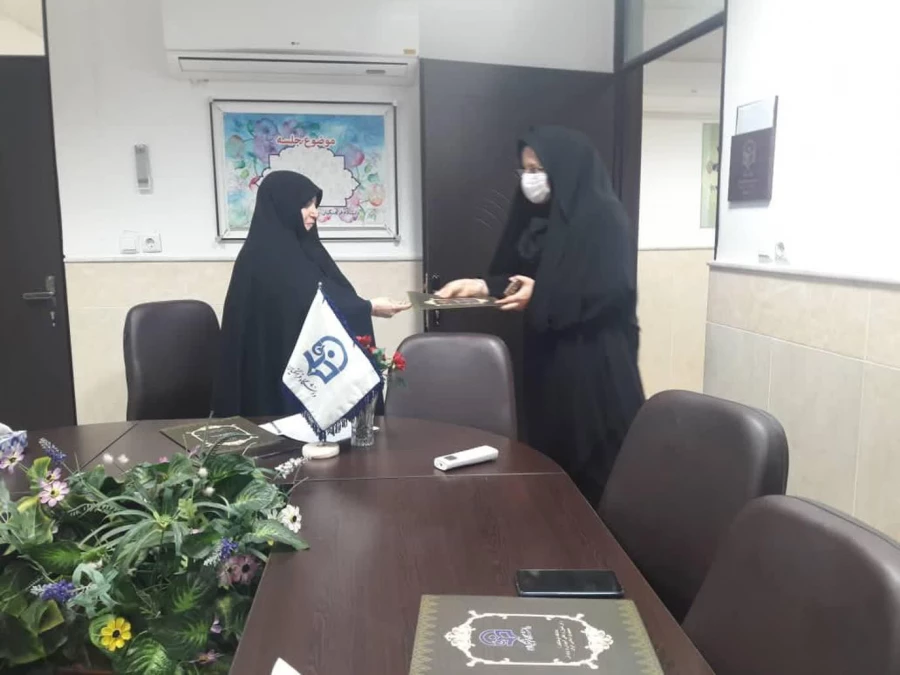 تقدیر از همکاران واحد آموزش و گروه پشتیبانی آموزش برخط در دوران کرونا به مناسبت هفته سرآمدی آموزش 3