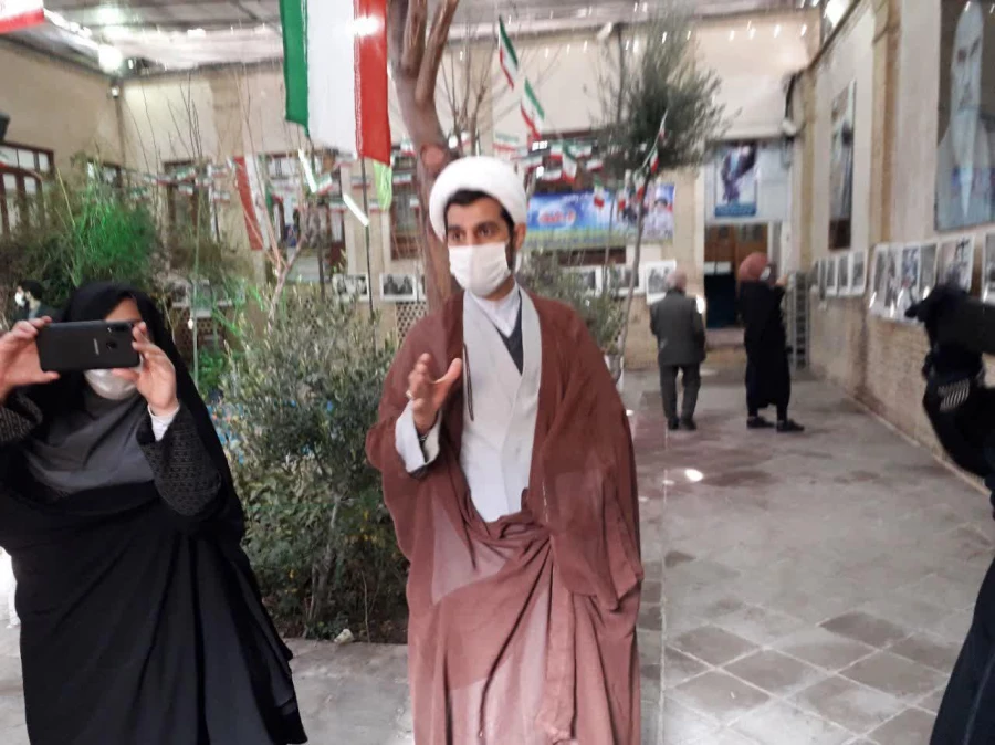 در اولین روز از دهه مبارک فجر: 

بازدید از منزل امام خمینی(ره) در قم 2