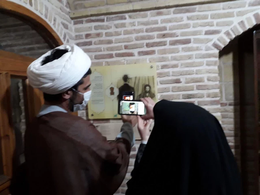 در اولین روز از دهه مبارک فجر: 

بازدید از منزل امام خمینی(ره) در قم 2