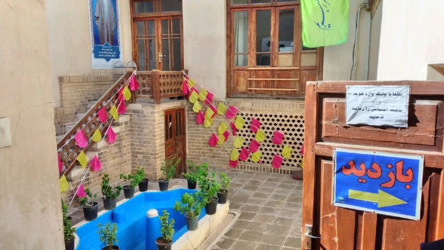 در اولین روز از دهه مبارک فجر: 

بازدید از منزل امام خمینی(ره) در قم 2