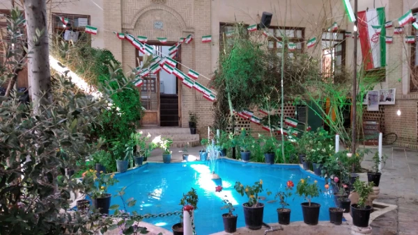 در اولین روز از دهه مبارک فجر: 

بازدید از منزل امام خمینی(ره) در قم 2