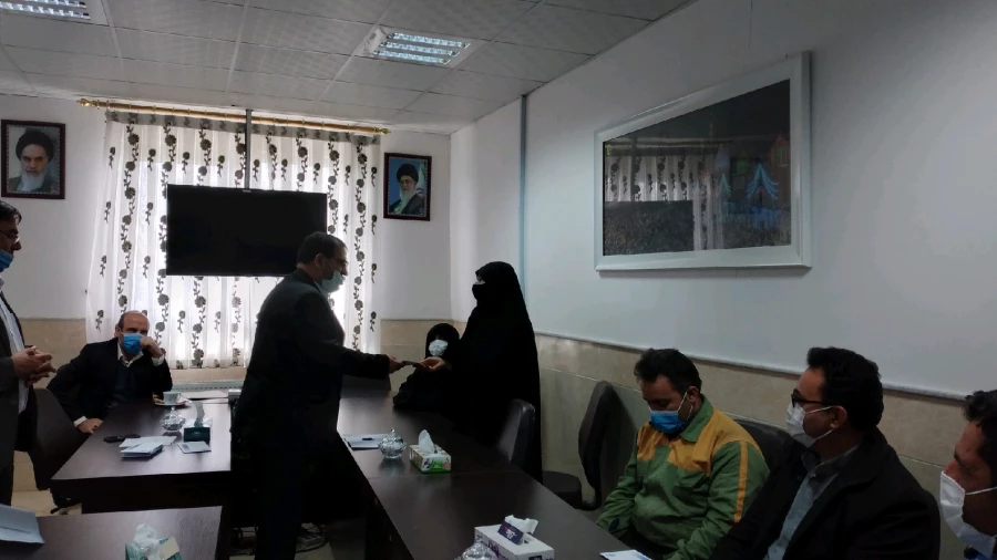 تقدیر از نیروهای شرکتی توسط مدیر امور پردیس های استان قم 4