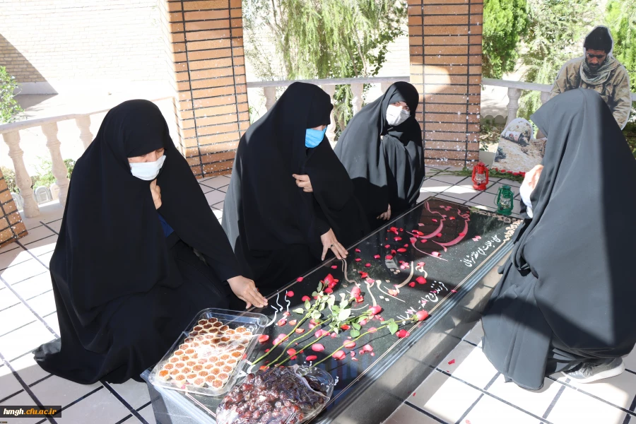 در هفته دفاع مقدس برگزار شد: 

مراسم غبار روبی مزار شهید گمنام پردیس حضرت معصومه(س) و گلزار شهدای قم 2